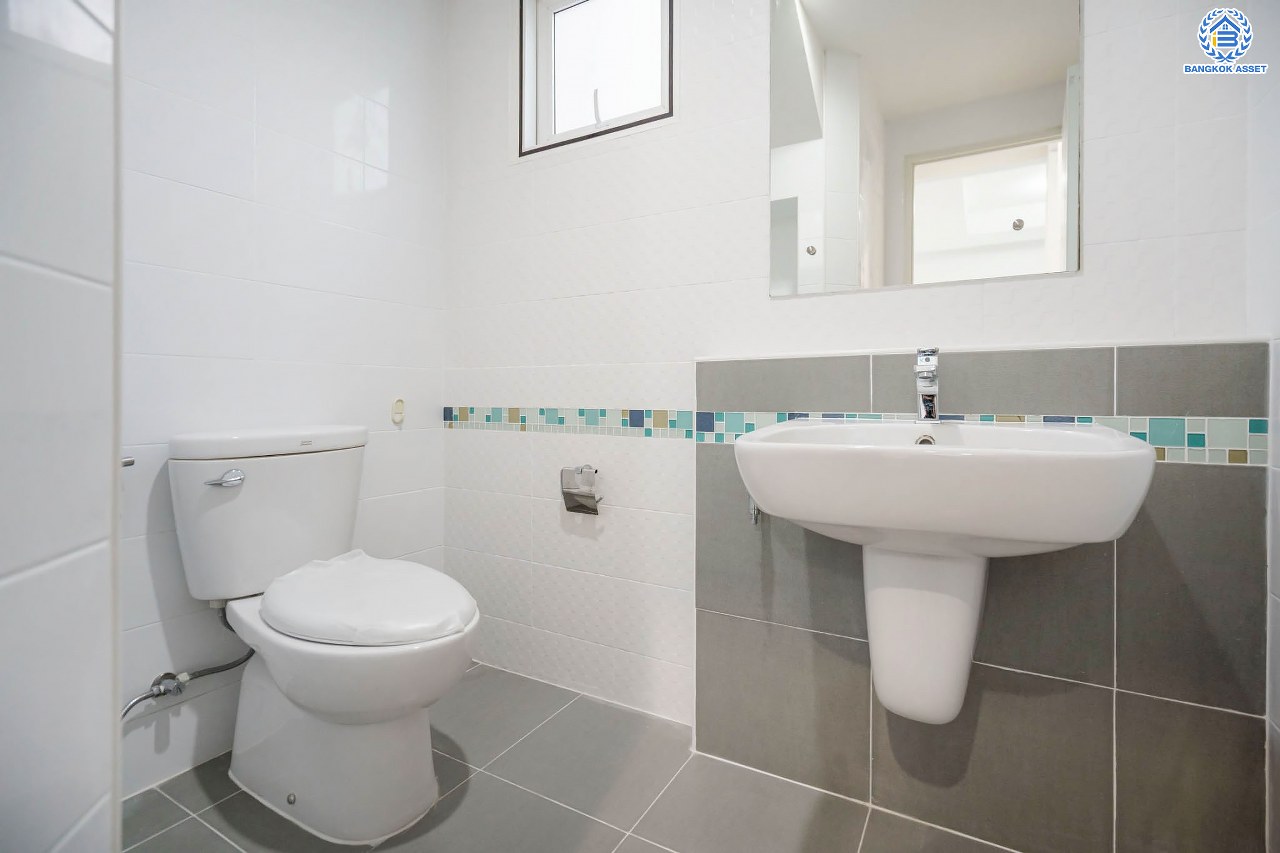 บ้านเดี่ยวมือสอง จากแบรนด์ LH โครงการ ชัยพฤกษ์ วัชรพล หลังใหญ่ เนื้อที่ 50.6 ตร.ว. ฟังก์ชัน 3 ห้องนอน 3 ห้องน้ำ จอดรถได้ 2 คัน พร้อม Facilities ครบครัน บนทำเลเดินทางสะดวก ติดถนนสุขาภิบาล5 เชื่อมต่อหลายเส้นทาง ใกล้ทางด่วน "ฉลองรัช" และรถไฟฟ้าสายสีเขียว "สถานีสายหยุด"